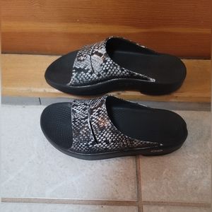 🆕️ Oofos unisex Slippers M4 W6
